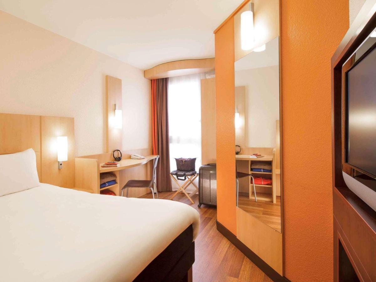 Отель Ibis Versailles Chateau Экстерьер фото